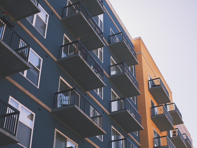 Façade d’un immeuble d’appartements avec balcons