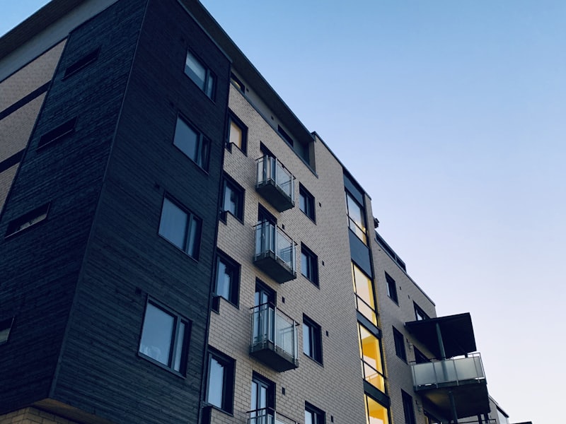 Immeuble résidentiel moderne avec balcons, en fin de journée