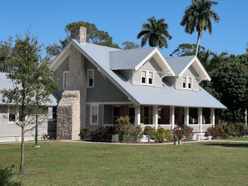 Villa familiale entourée de palmiers, sous un ciel dégagé