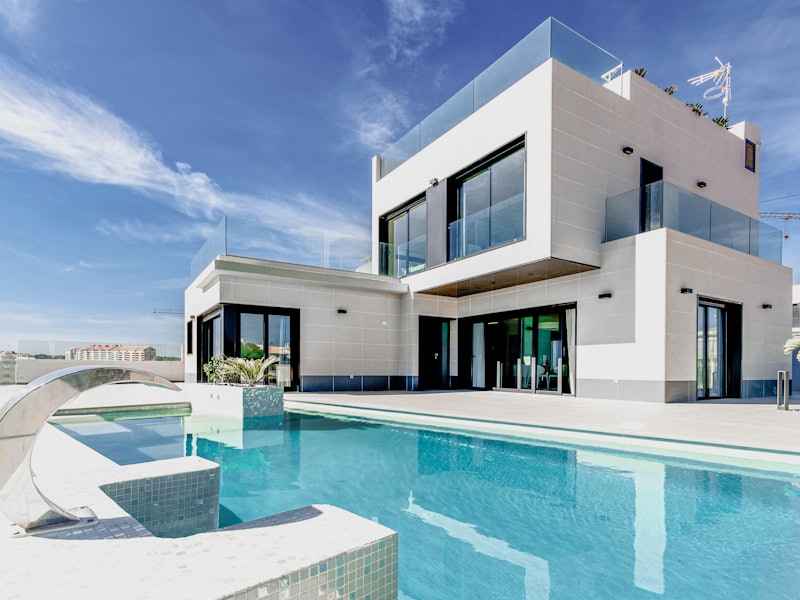 Villa contemporaine avec piscine et grandes baies vitrées